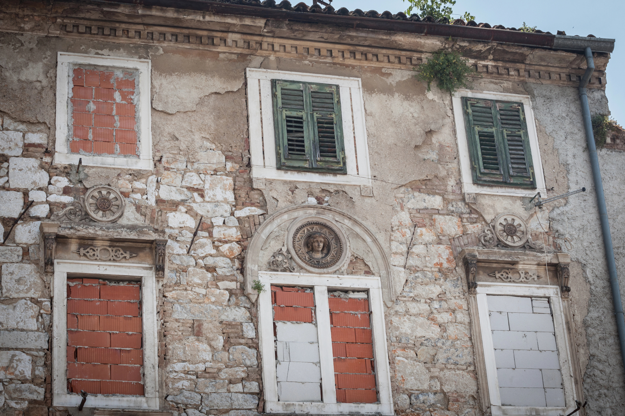 Logistički maraton isporuke sjenila Istra na otok Rab za Hotel Arbia